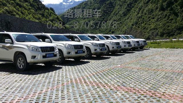 旅游租車服務(wù)戶外車輛展示