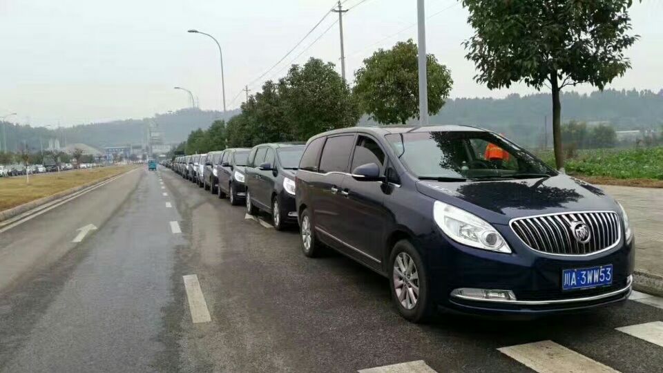 在成都帶司機租7座商務(wù)車一天多少錢